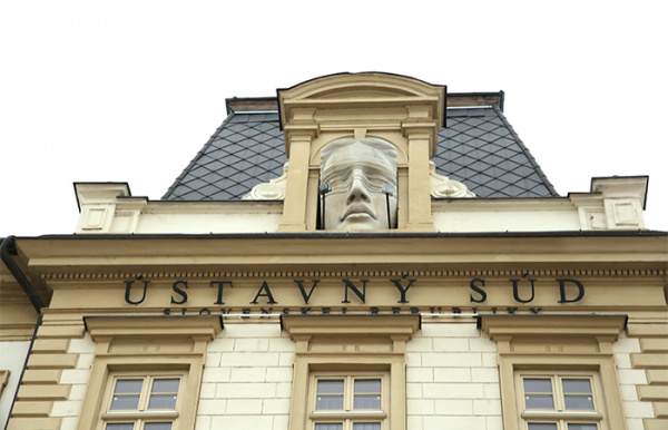 Ústavný súd potvrdil nesprávnosť postupu okresných súdov, ktoré dorubujú súdny poplatok po postúpení veci z upomínacieho konania